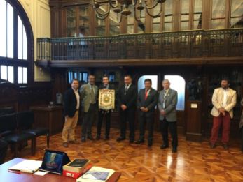 Entrega de presentes entre CIOFF e Ministério da Cultura no Chile